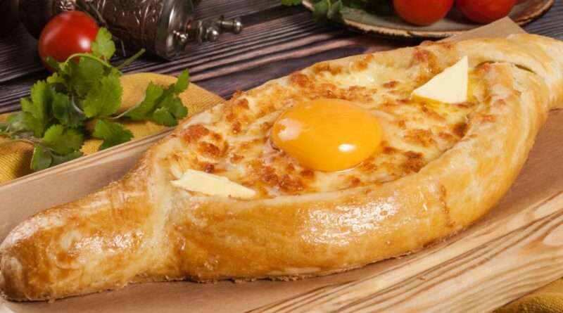 Рецепт хачапури с сыром. hachapuri. Рецепт хачапури с сыром фото. Рецепт хачапури с сыром-hachapuri. картинка Рецепт хачапури с сыром. картинка hachapuri. Хачапури является популярной грузинской закуской, которую часто используют вместо хлеба. Это не просто дрожжевая лепешка, как лаваш, хачапури – это лепешка из дрожжевого теста с сырной начинкой. Вместе с сыром в хачапури часто добавляют разнообразную зелень, сливочное масло и специи – это делает блюдо очень ароматным. Существует много видов хачапури, но самым популярным является аджарский вариант, в который добавляют адыгейский сыр и сырое яйцо.