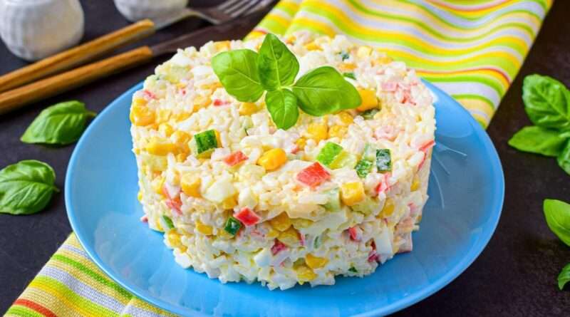 Как приготовить крабовый салат с кукурузой по классическому рецепту. krabovyy salat. Как приготовить крабовый салат с кукурузой по классическому рецепту фото. Как приготовить крабовый салат с кукурузой по классическому рецепту-krabovyy salat. картинка Как приготовить крабовый салат с кукурузой по классическому рецепту. картинка krabovyy salat. Крабовый салат с кукурузой - это отличный выбор для тех, кто любит свежие и вкусные блюда. Этот классический рецепт прекрасно сочетает в себе сочный краб, сладкую кукурузу, хрустящий огурец и соус на основе майонеза. Давайте посмотрим, как приготовить этот блюдо.